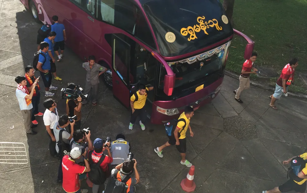 Hàng ngàn cổ động viên ùn ùn kéo về sân Thuwanna ảnh 2 Hàng ngàn cổ động viên ùn ùn kéo về sân Thuwanna ảnh 2